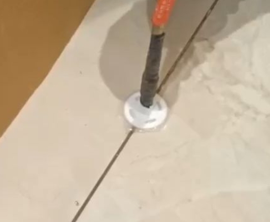 南岳瓷砖空鼓维修公司专业解答瓷砖在铺贴过程中，如果没有涂抹均匀到位的粘结材料（如水泥砂浆或瓷砖胶），可能会导致以下问题