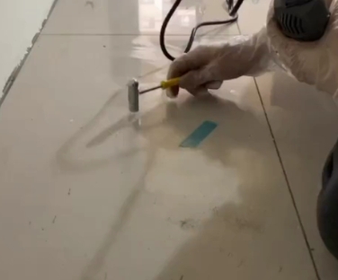 南岳瓷砖开裂维修公司专业分享瓷砖在铺贴前如果没有沥干水分，将会导致以下问题